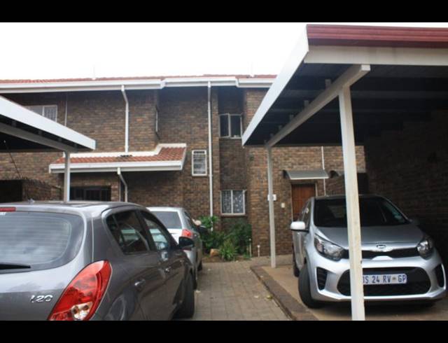 3 BEDROOM TOWNHOUSE FOR SALE IN CLAYVILLE EAST